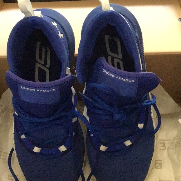 CURRY’s Under Armour basketball runners - Picture 2 of 8